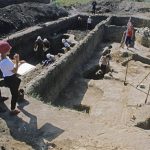 Ученые-археологи отыскали 4800-летние останки матери с сыном на руках